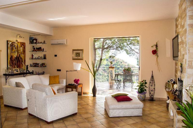 Casa Vacanze Gallodoro เลโตยานนี ภายนอก รูปภาพ